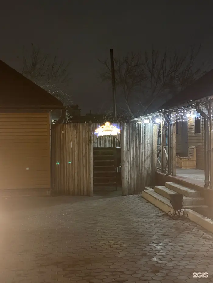 Двор банного комплекса вечером, огни